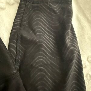 Lululemon align 25” length size 8 embossed pattern leggings